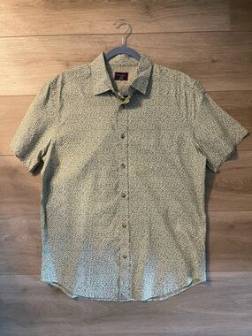 UNTUCKit Olive Gr Short Sleeve Shirt w/ White Leaf Print. Earn and washed once.